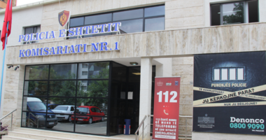 Dilte sot para gjykatës, si u iku nga duart 30-vjeçari efektivëve në Komisariat: SHÇBA nis hetimin