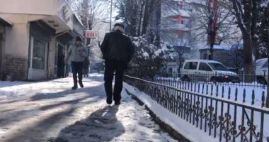 “Ngrin” Korça, akulli në rrugë vështirëson lëvizjen, banorët: Kemi frik, nëse bie bëhesh copë