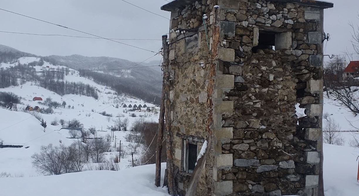 Lëpusha pa energji elektrike dhe e izoluar nga bora, banorët apel për ndihmë