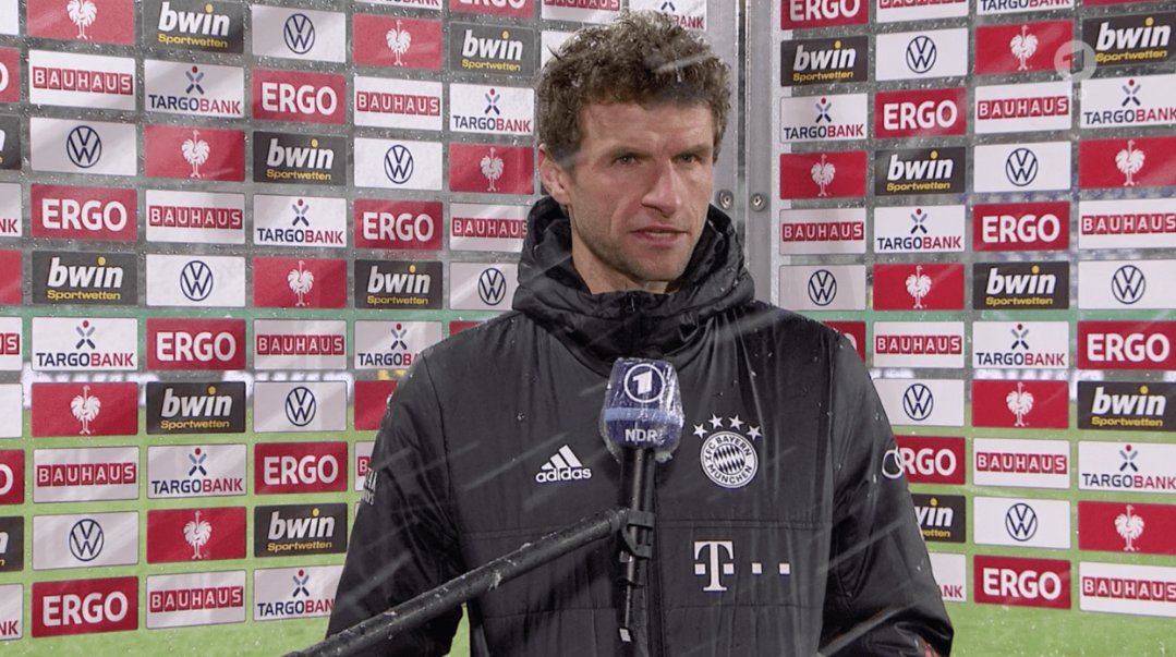 Nata e errët e Bayernit, Muller grindet me gazetaren gjatë intervistës