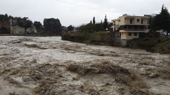 Shtëpitë “nën ujë” dhe rrugë e bllokuara, kreu i Drenasit thirrje qytetarëve të bëjnë kujdes