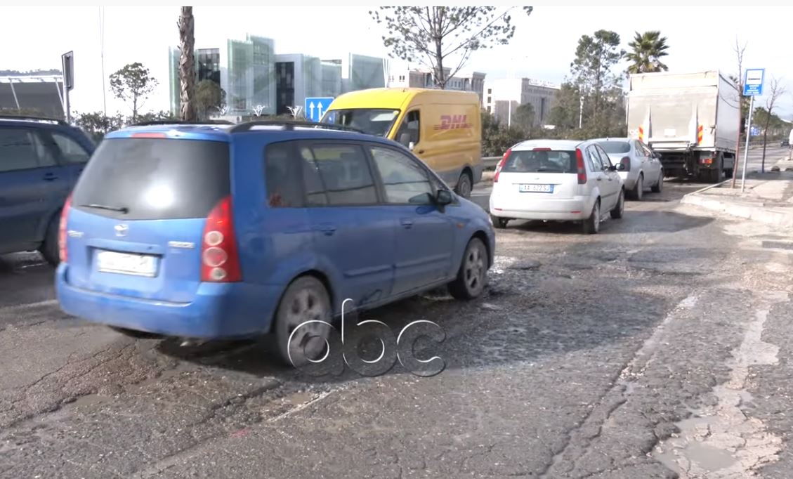 Dëmtimet e rrugës dytësore Tiranë-Durrës, vështirësi në punën e bizneseve