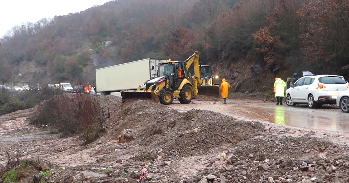 Përmbytjet në Polis, shembet rruga që lidh disa fshatra