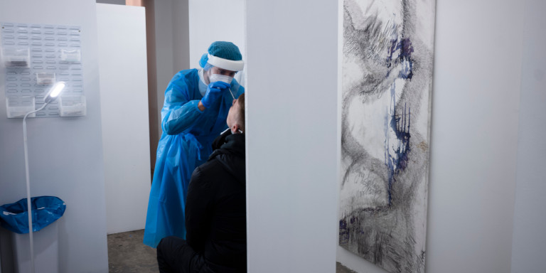 Varianti i ri i koronavirusit arrin në Greqi, pasagjerët e infektuar erdhën nga Britania