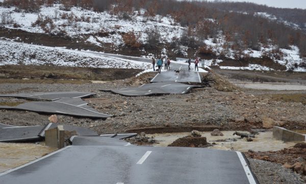 Moti i keq në Kosovë, dëmtohen rrugët në Malishevë