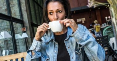 Vuani nga tensioni i lartë? Mësoni sa kafe duhet të pini në ditë