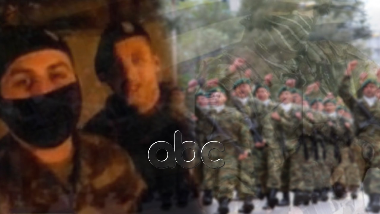 “Skuadra gati! Para marsh!” Dy shqiptarët venë në rresht ushtarët grekë, tërbim në Greqi