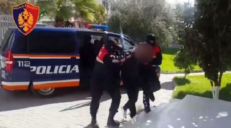 Theu “arrestin në shtëpi” dhe dhunoi ish-bashkëshorten, arrestohet 32-vjeçari në Kavajë