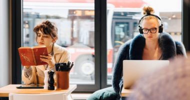 Pse puna në kafene na duket më e thjeshtë