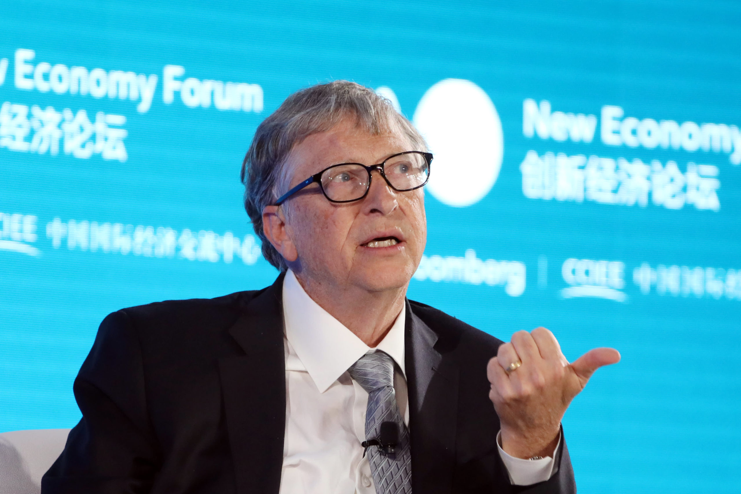 Bill Gates tregon arsyen pse përdor një telefon Android para iPhone