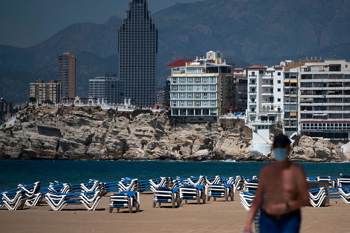 Turistët britanikë në pritje të lirisë, prenotojnë Spanjën