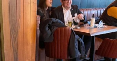 FOTO/ Të qeshur pranë njëri-tjetrit, kapen ‘mat’ ministri dhe punonjësja e Ministrisë së Kulturës