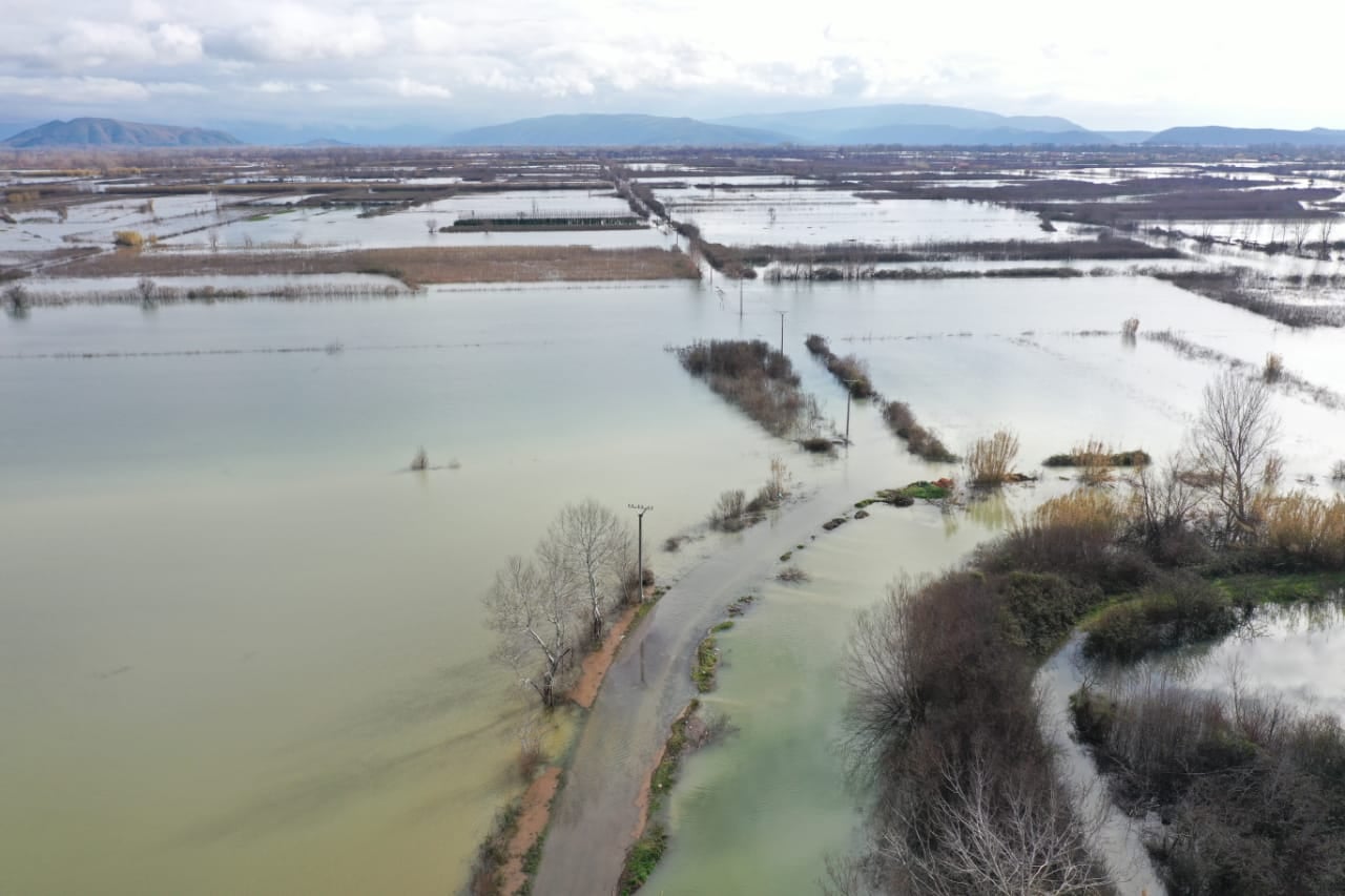 Rrugë e shtëpi të pushtuara nga uji, si paraqitet sot situata e përmbytjeve në Shkodër