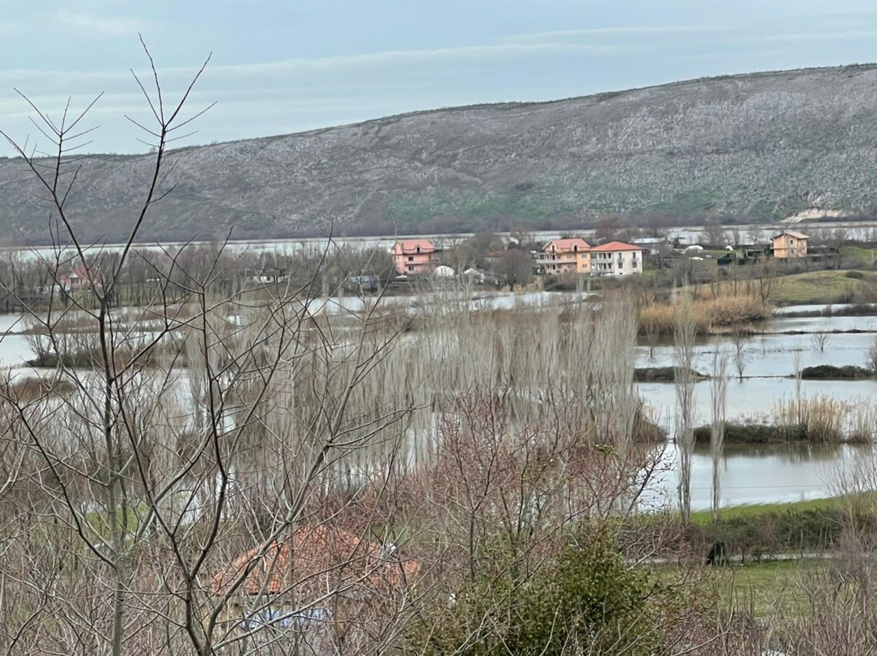 Gjashtë shtëpi të përmbytura në Dajç: Argjinatura e Darragjatit e dëmtuar, uji po vërshon në zonë të banuar