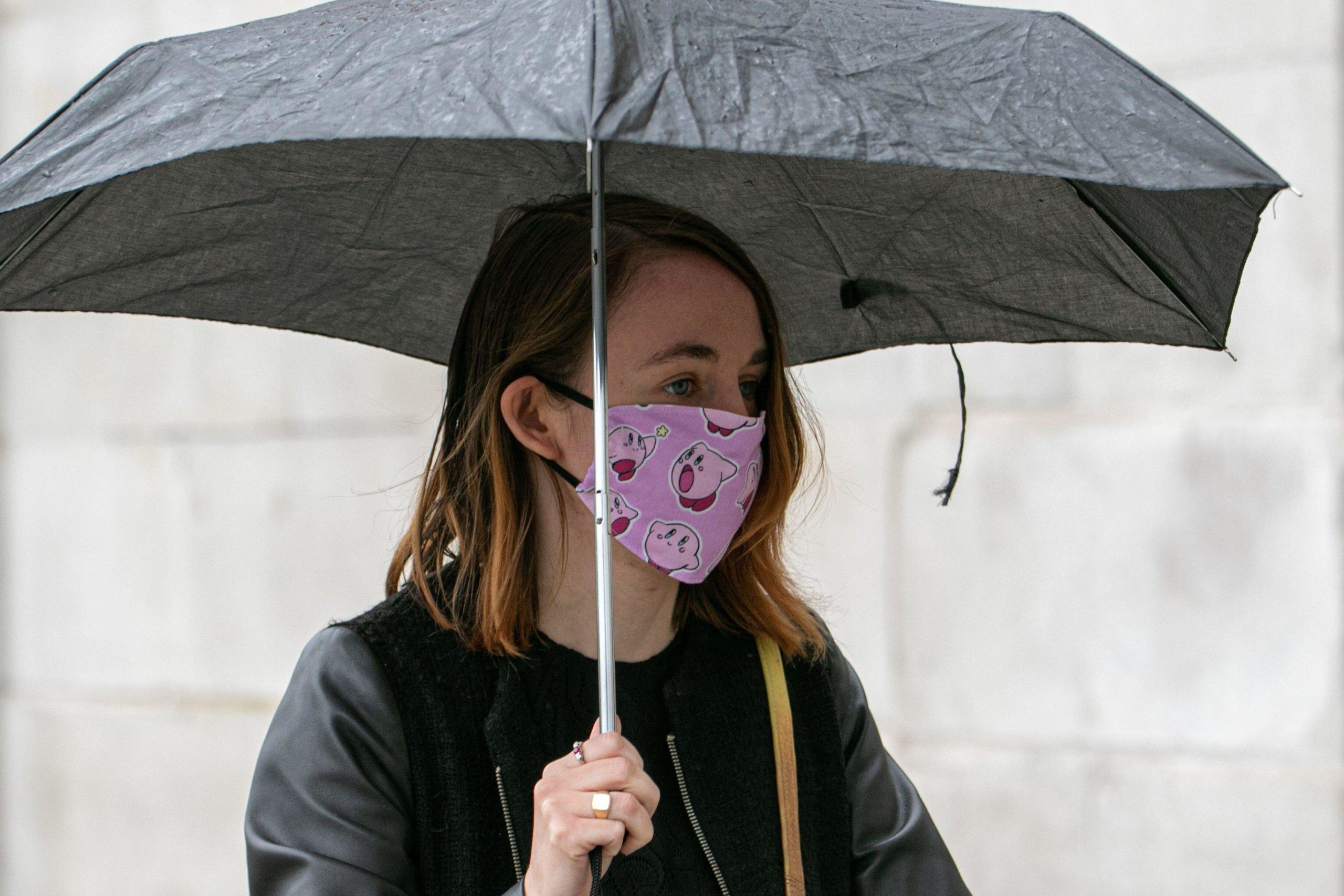 Paralajmërimi i OBSH: Maskat e fytyrës janë më pak efektive në shi