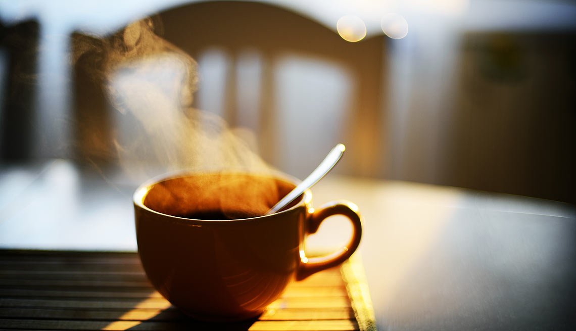 Studimi: Pirja e 5 gotave çaj çdo ditë përmirëson përqendrimin tek të moshuarit