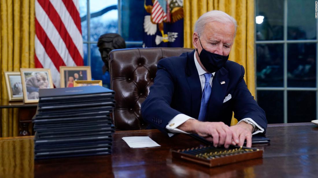 Pse Biden përdor 17 stilolapsa për të nënshkruar urdhrat e tij?