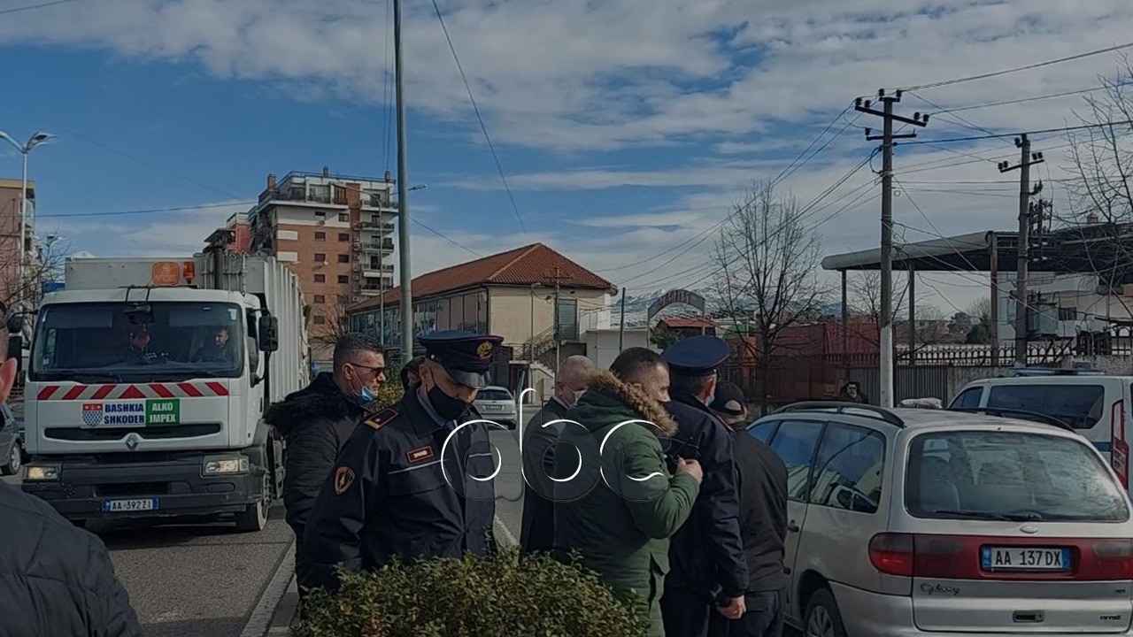 Sot vaksinohen 1000 mjekë dhe infermierë në Shkodër, prezent Rama. Policia pengon protestën