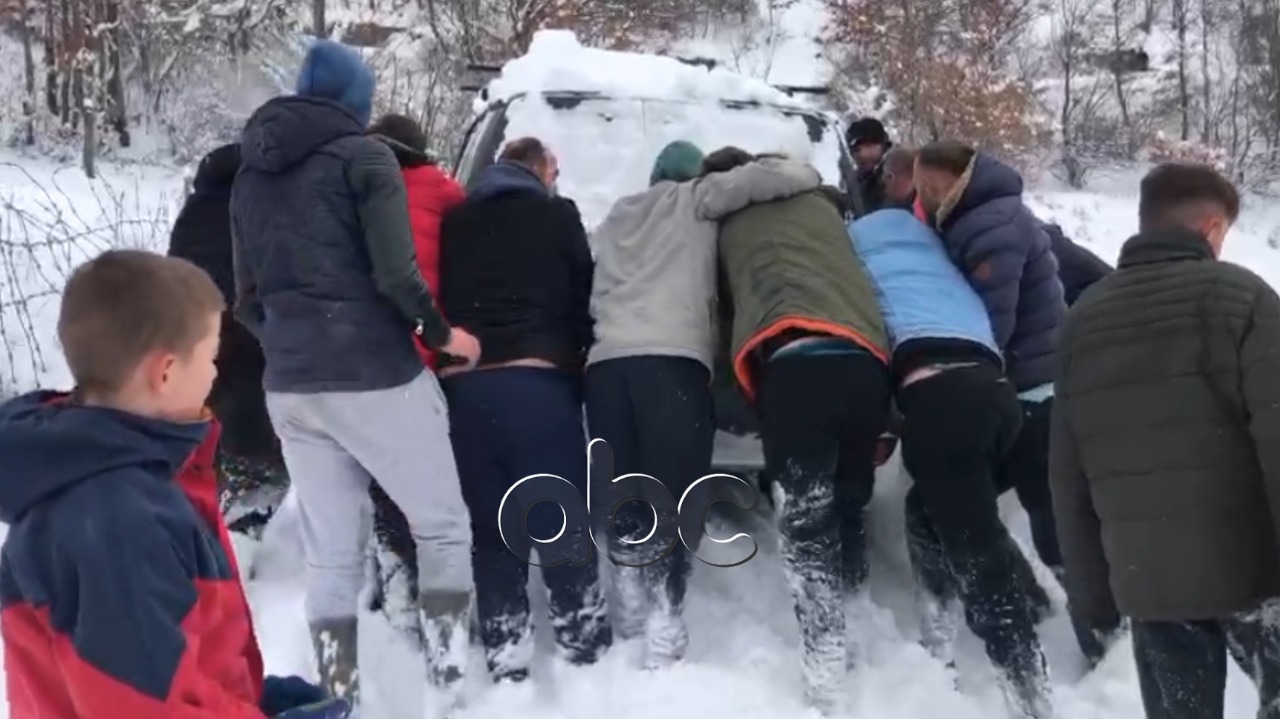 VIDEO/ Të rinjtë shtyjnë makinën mes borës për të mbërritur në kohë në spital, e moshuara vdes rrugës
