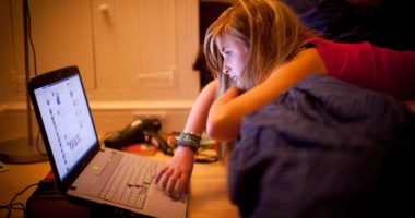 Punoni nga shtrati? Ja rreziqet që kanosin shëndetin tuaj!