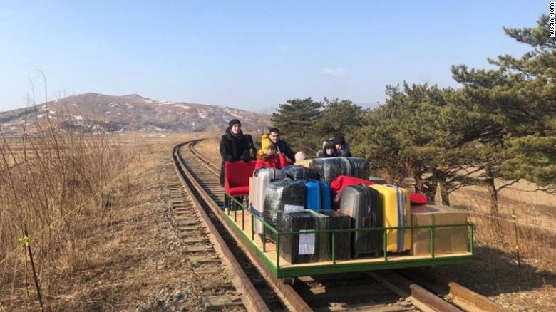 Diplomatët rusë dhe familjet e tyre largohen nga Koreja e Veriut me karrocë, duke e shtyrë me duar