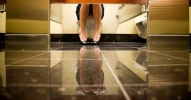 Pse dyert e tualeteve publike nuk arrijnë në dysheme?