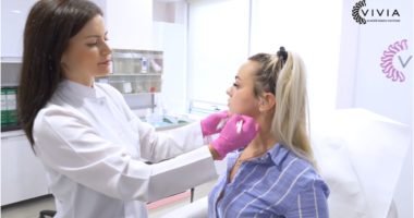 Covid shkakton probleme në lëkurë e flokë, mjekia: Si ndikon mbajtja e maskës dhe stresi