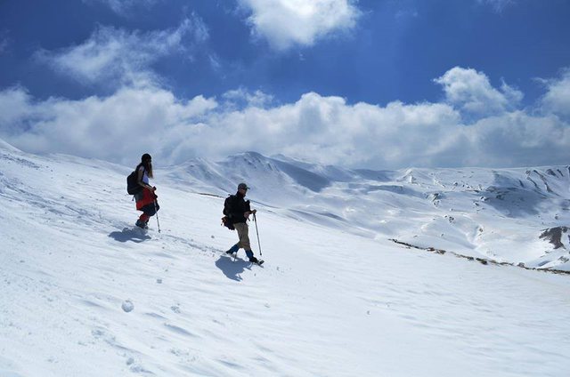 U ngjitën në mal, njëri nga alpinistët thyen këmbën në Dropull: Ndihmë!