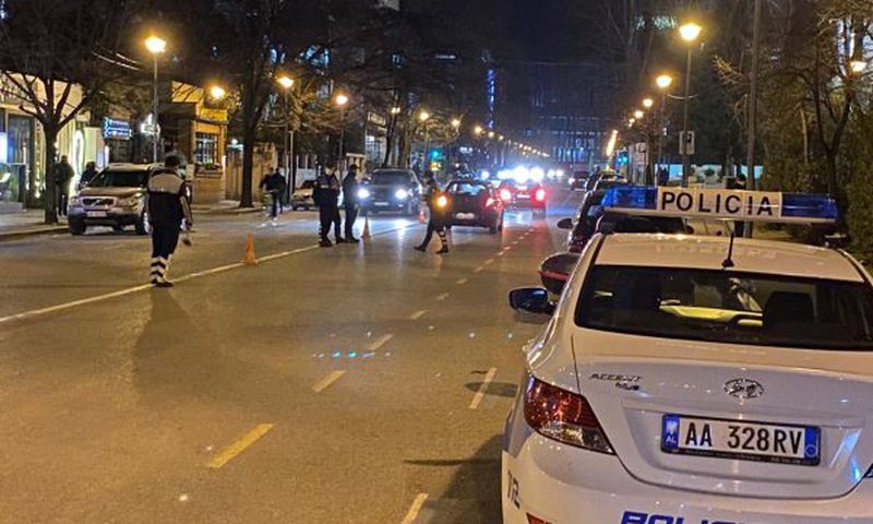 Dolën nga shtëpia pas orës 22:00, të rinjtë në Berat dhunojnë policët në momentin e kontrollit