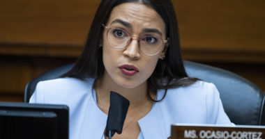 Kongresmenja amerikane, Ocasio-Cortez: Jam e mbijetuar pas një sulmi seksual