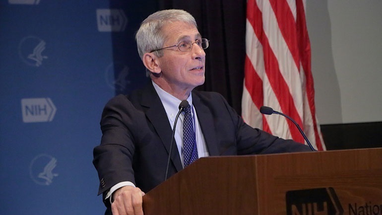 Anthony Fauci: Amerikanët do ta mbajnë maskën kundër koronavirusit deri në 2022