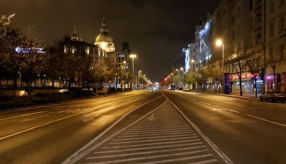 COVID-19/ Hungarezët protestojnë kundër masave kufizuese