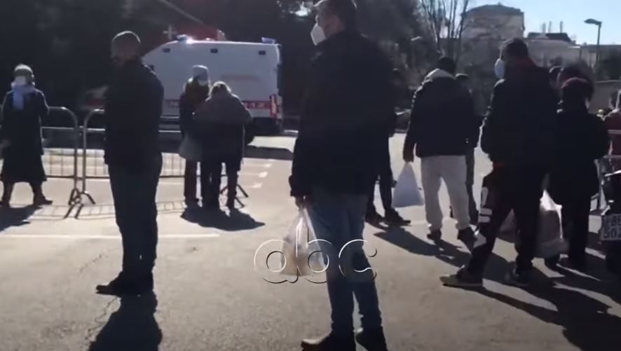 Familjarë të shumtë presin në radhë për t’i dorëzuar ushqimet të afërmve me COVID në Infektiv