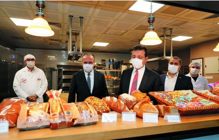 Media greke: Turqit po vuajnë për bukën e gojës, radhë e gjatë në “kioska”