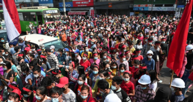 Mianmar: Mijëra vetë protestojnë, ushtria bllokon internetin