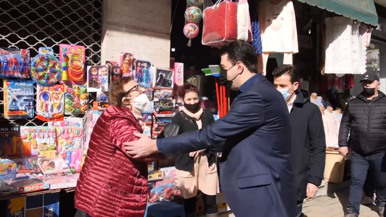 “O shpirt i nonës kur do mbarojnë hallet e shqiptarëve?”, Basha takon qytetaren: Më 25 Prill fiton Shqipëria