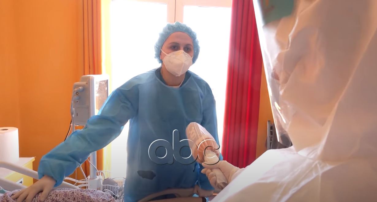 “Tirja”, mjekët të fyer me etiketimet: Familjarët u futën në spital dhe s’i prekën me dorë të afërmit