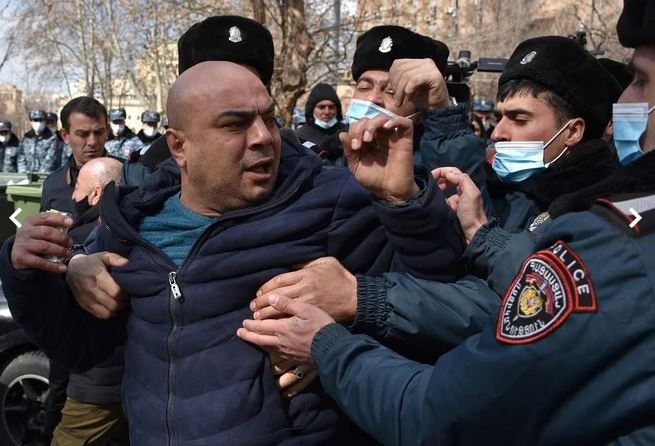 Protesta në Armeni, ushtria kërkon dorëheqjen e kryeministrit