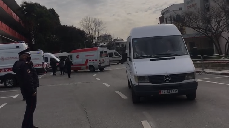 Situatë e rënduar tek Infektivi, 8 autoambulanca në pritje. Familjarët në ankth presin përgjigje