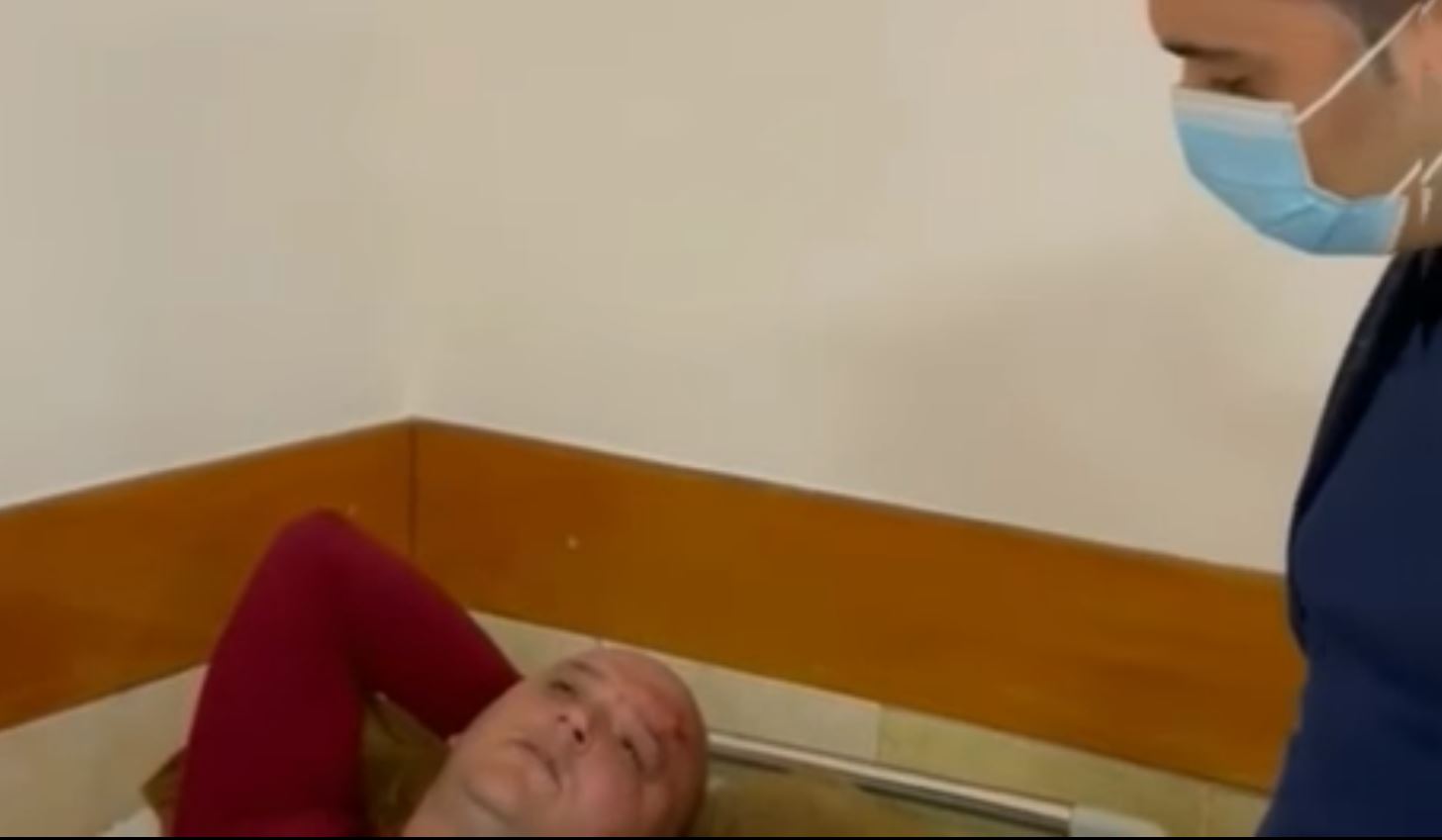 Simpatizanti i PD-së: Më goditën me levë në kokë! Këlliçi debat me punonjësit e spitalit