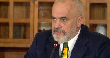 Rama nxjerr video me dron nga kantieri i Spitalit të Fierit: Punë, jo gjumë