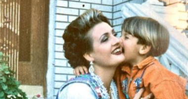 Bukuroshja në foto sot është një nga këngëtaret më të kërkuara shqiptare