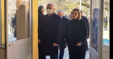 Humbi jetën nga COVID, mjeku përcillet në banesën e fundit! Meta e Kryemadhi marrin pjesë në ceremoni