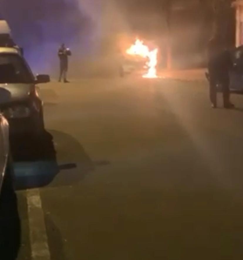 Shkrumbohet furgoni në Vlorë, dyshohet për zjarrëvënie të qëllimshme