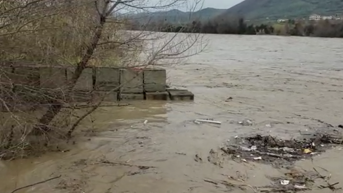 Moti i keq, rënie inertesh dhe shembje në disa akse në Elbasan