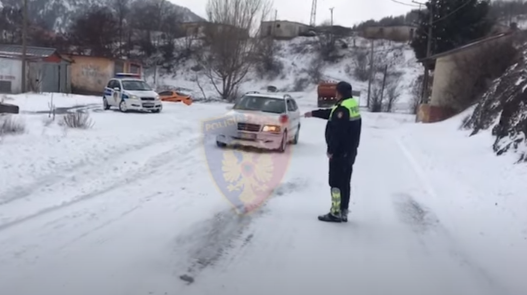 Policia qindra gjoba për drejtuesit e mjeteve pa zinxhirë dhe goma dimërore