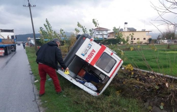 Ambulanca del nga rruga në autostradën Durrës-Tiranë, humb jetën pacientja 71 vjeçare