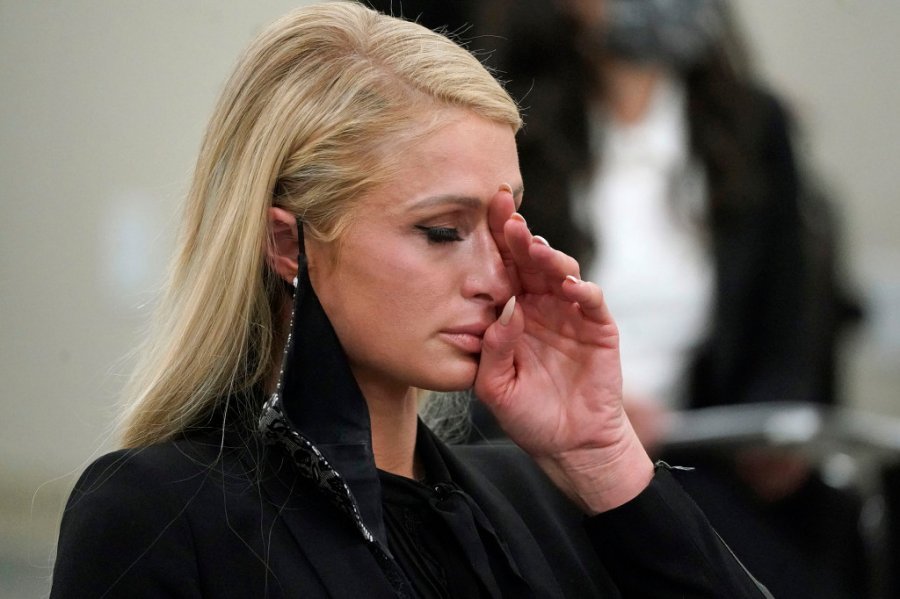 “Më zhvishnin dhe më shihnin kur bëja dush”, Paris Hilton kujton të shkuarën me lot në sy