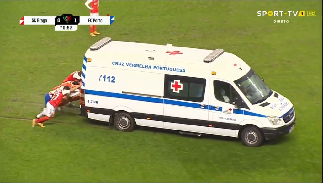 VIDEO/ “Incidenti” në Braga-Porto, futbollistët nxjerrin nga balta autoambulancën