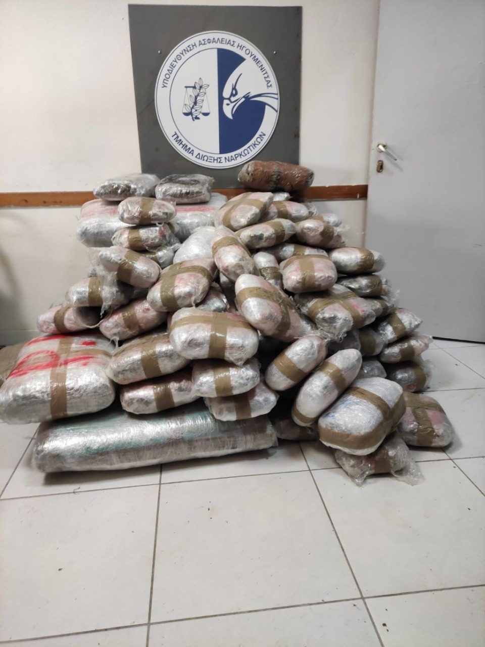 Kontrollonin policinë me dylbi, qeni i bën “gjëmën” shqiptarit, zbulon kanabisin poshtë pemës